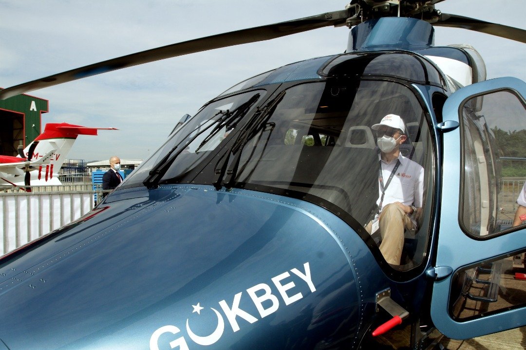 土耳其直升机Gokbey未来3年内有望在雪州生产。图为邓章钦（右）坐上直升机内体验驾驶乐趣。