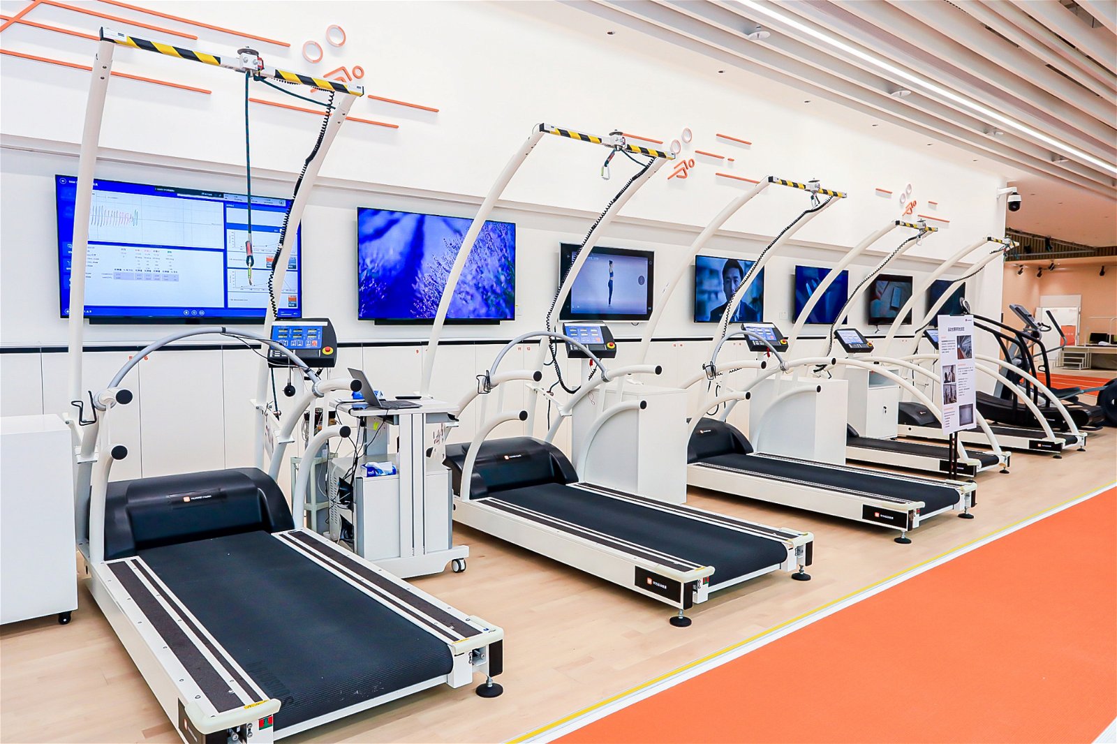 在运动生理研究区，心肺功能代谢仪、心率带、专业大型跑台组成了跑步测试的黄金组合。