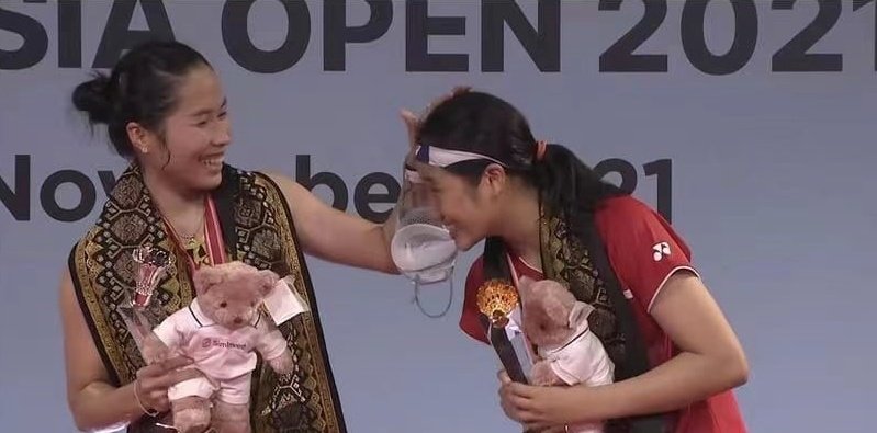 韩国天才少女安洗莹（右）与泰国一姐在领奖台上的温馨互动。