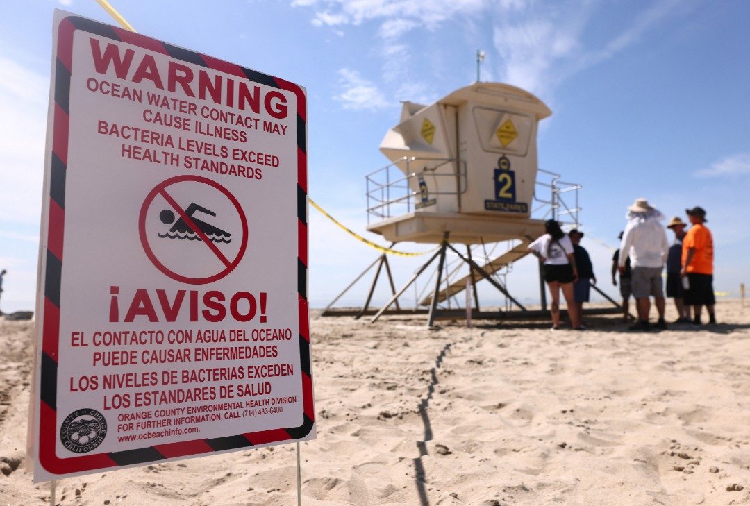 有关当局在亨廷顿海滩竖立警告标志，敦促人们避开附近的海滩。