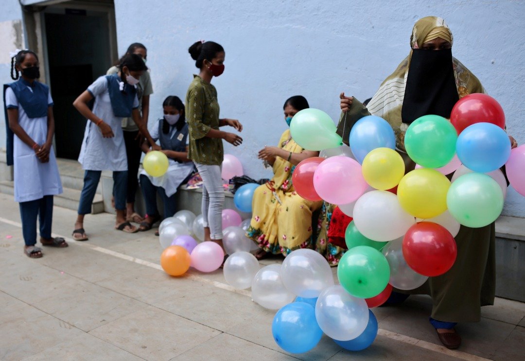 由于新冠肺炎疫情大流行，印度孟买的学校在关闭一年多后重新开学，学生和教师在周一准备装饰学校。-路透社-