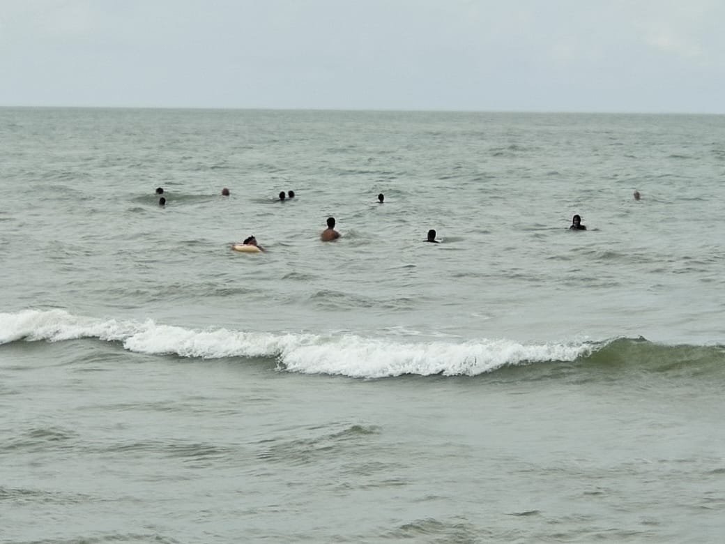 海边掀起巨浪，但民众无视，依旧在海中央戏水，惊险万分。