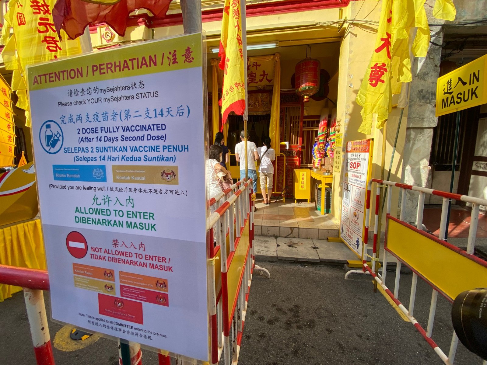 基于疫情关系，今年香港巷斗母宫不对外开放，善信只能在庙外膜拜。