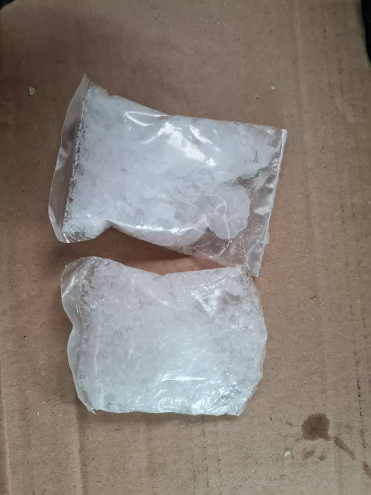 警方在外籍男嫌犯身上搜获重约100克，相信为冰毒的透明状物体。