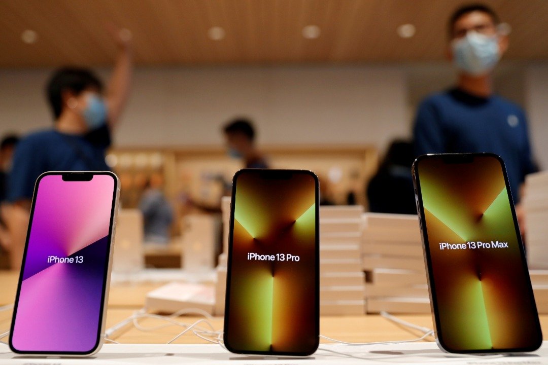 图为9月24日在中国北京的苹果零售店，展示iPhone 13系列的手机。-路透社-