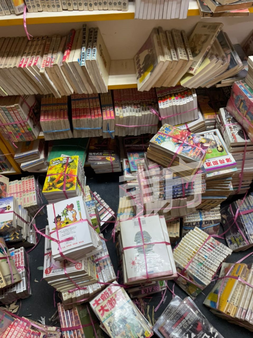 由于需要空出租借单位，刘明雄以低价出售上万本漫画小说。