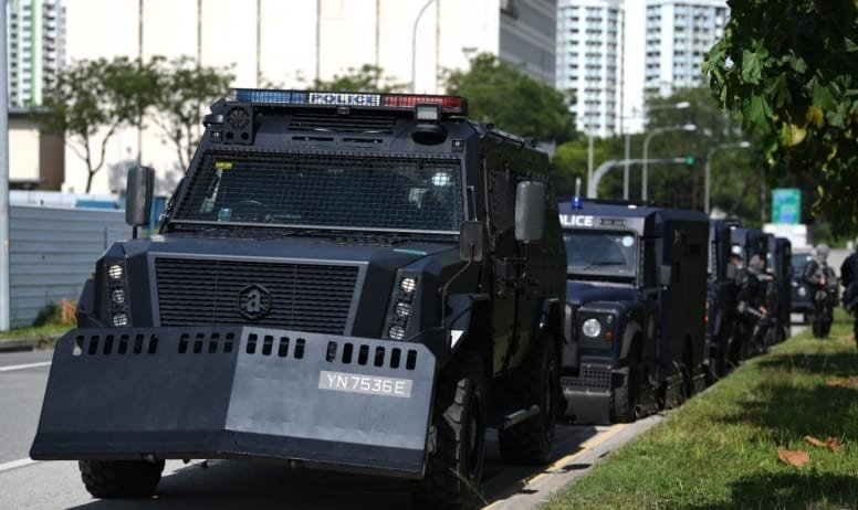 新加坡警方出动4辆特种作战指挥车和数辆装甲车。（图取自亚洲新闻台）