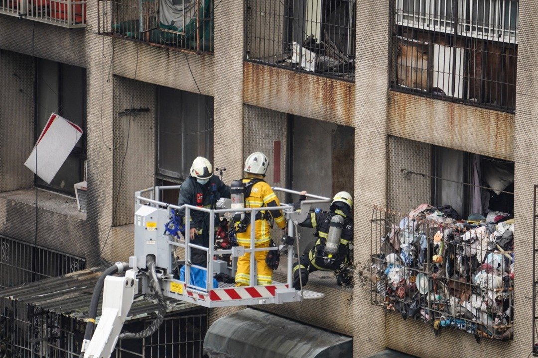 7楼以上有不少住户大门深锁，除了进入大楼试图破门，消防人员也利用云梯从阳台进入。（图取自法新社）