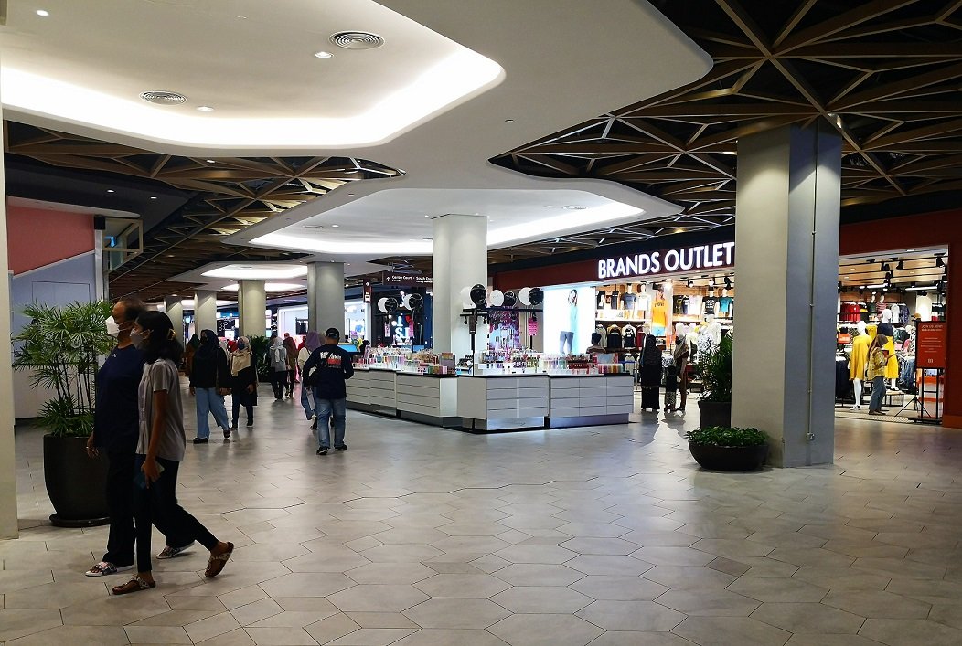 新山购物商场允许跨州首个周末，迎来不少人潮，一些才刚刚重新营业的商场访客也不少。