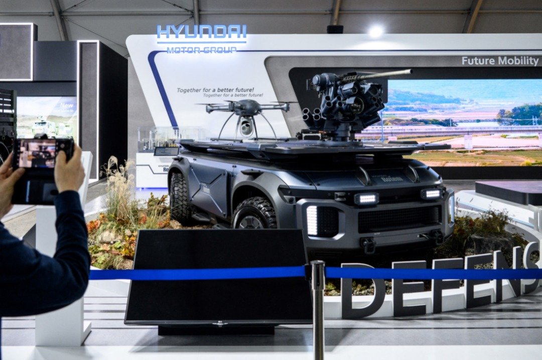 在2021首尔国际航空航天及军工业展览会，一名参观者拍摄现代汽车集团公司现代Rotem开发的“国防无人机”的照片。（图取自法新社）