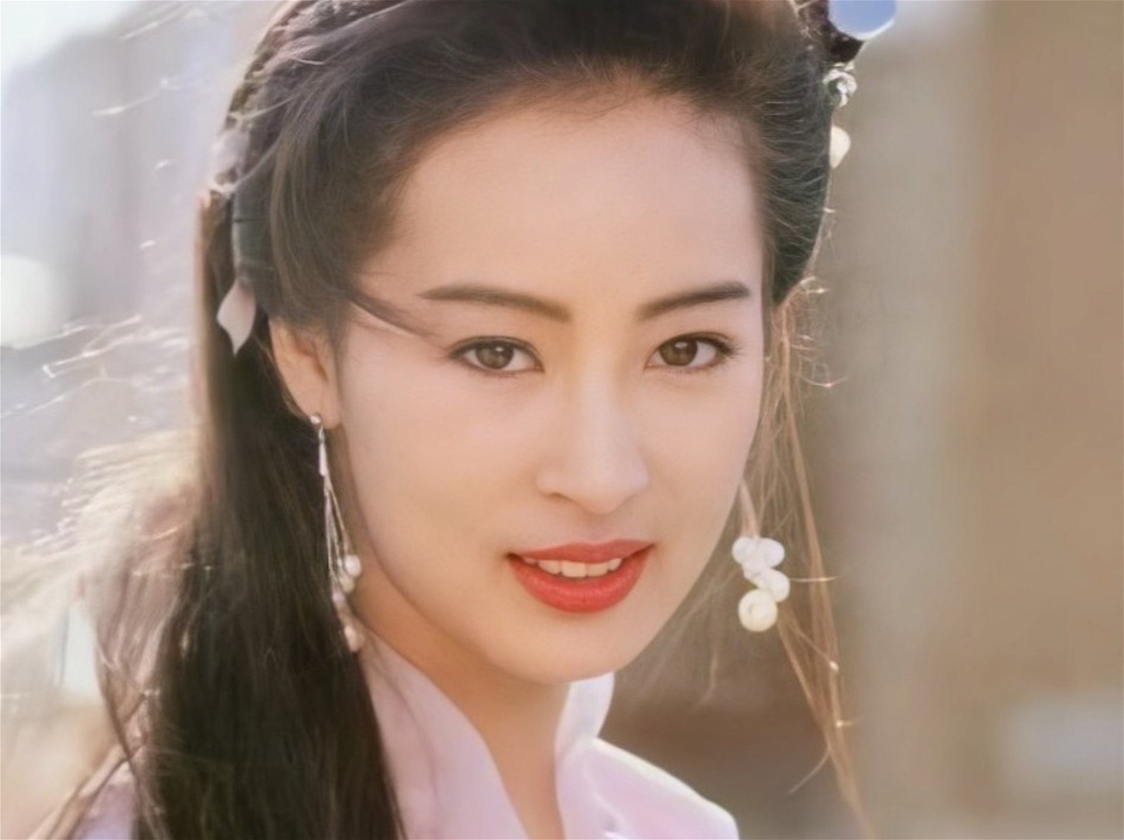 黎美娴是80年代TVB当家花旦，在与梁朝伟合作的《倚天屠龙记》中饰演赵敏走红，被誉为最美赵敏。