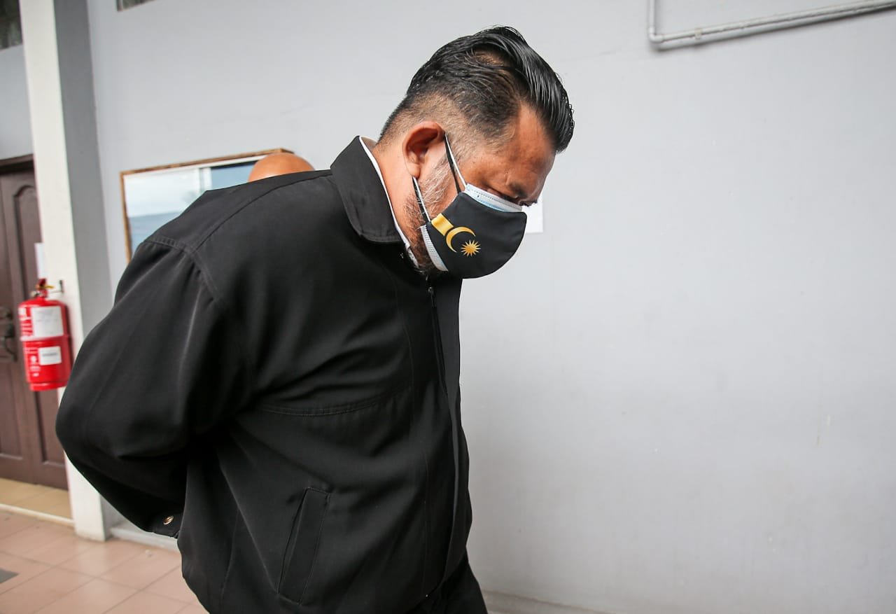 莫哈末哈米面控后，被庭警带往扣留室等候保释。
