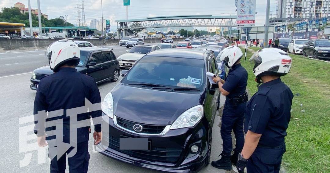 虽然执法行动开跑已有一周，但至今仍有大批冥顽不灵的车主，故来自吉隆坡市政局的官员及警察，亦也只能针对违规者开出罚单。