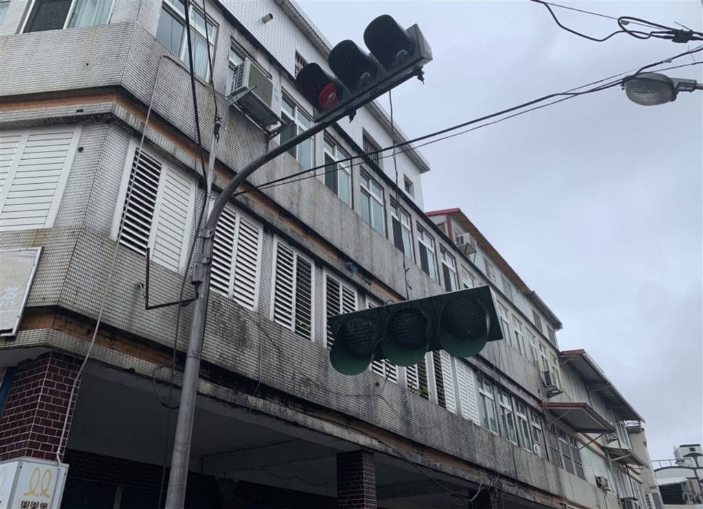 台湾宜兰县罗东镇维扬路152巷交通灯受损悬挂在空中。（图取自中央社/读者提供）