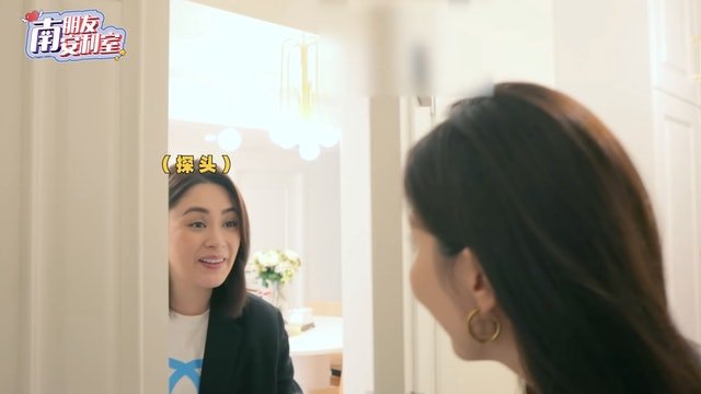 阿娇邀网红到她上海的豪宅做访问。
