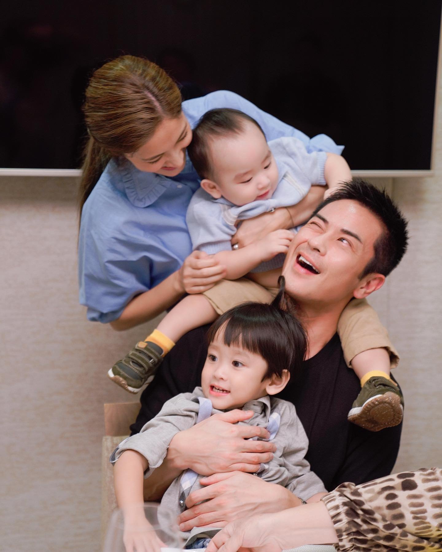郑嘉颖爆在家中被大儿子欺负，而陈凯琳现在一放工就会冲回家照顾孩子。