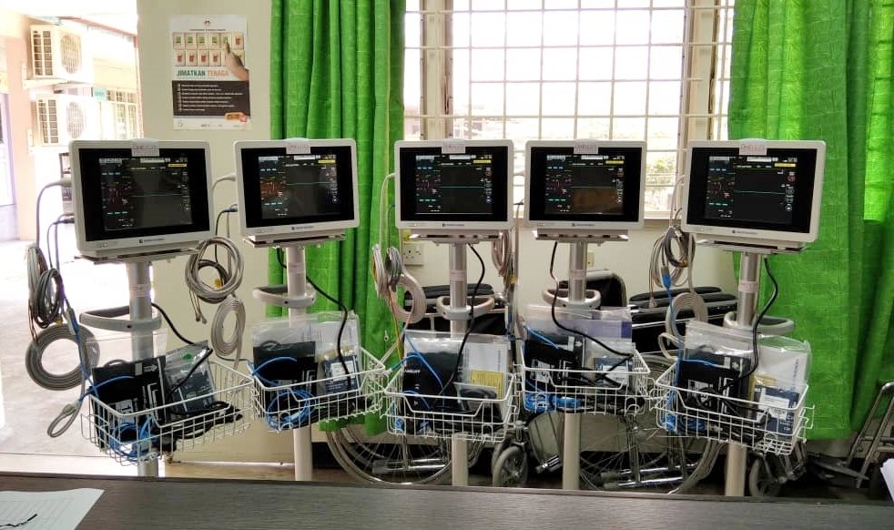 大山脚瑶池金母慈善基金会捐助诗巫医院总值20万8000令吉的医疗器材对抗疫情和救治工作。