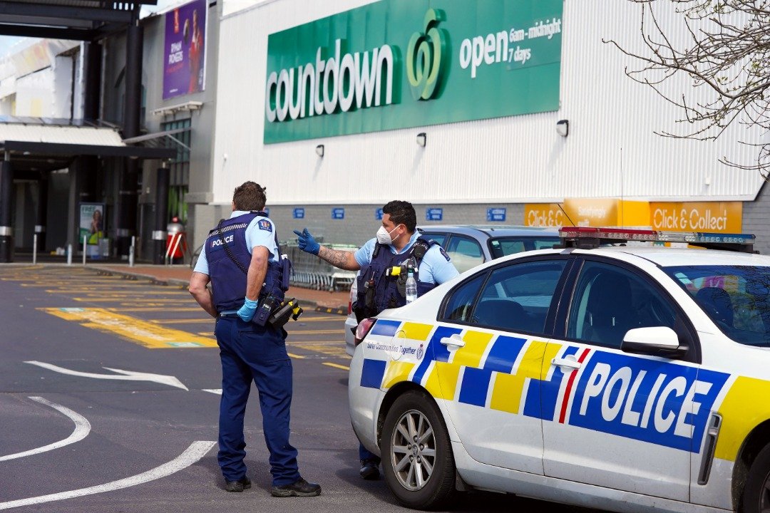 纽西兰奥克兰一间“Countdown”超市遭一名斯里兰卡裔男子闯入并刺伤6人，这起事件已被当局定调为恐击。警方在事发后封锁现场调查。（图取自法新社）