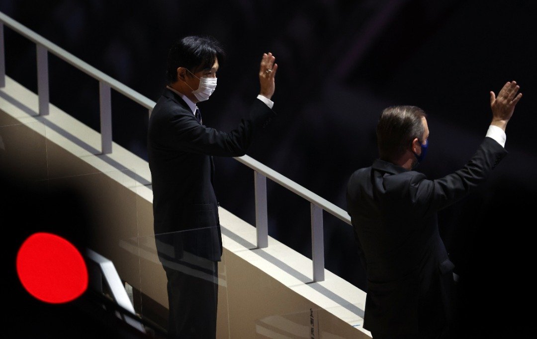 日本皇嗣秋筱宫文仁亲王（左）和国际残奥委员会（IPC）主席帕森斯，一同出席残奥会闭幕仪式。（图取自路透社）
