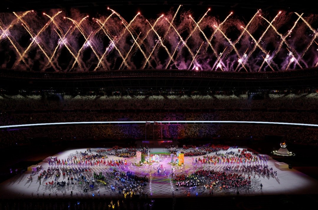 表演者聚集在东京国立竞技场的场馆中央时，璀璨烟花在上空绽放，为残奥会闭幕仪式增添看点。（图取自路透社）