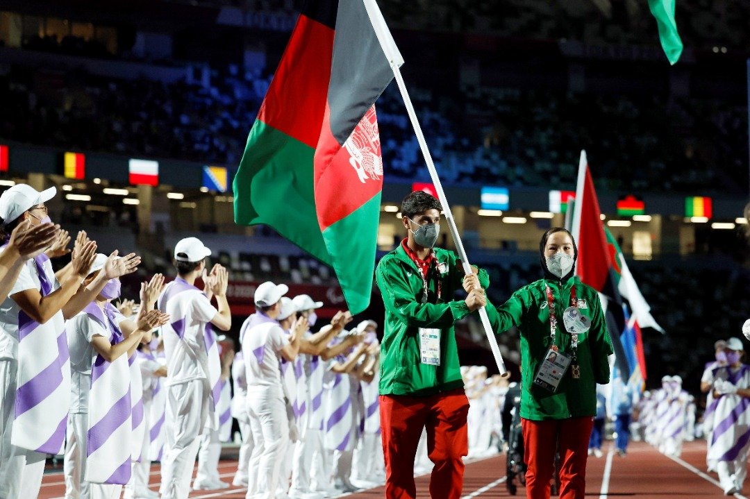 东京残奥会周二晚的闭幕式上，众多运动员中包括2名阿富汗选手，而阿富汗多数省份近期已被武装组织塔利班管制。在多国努力下，这两名选手在残奥会期间抵达东京，并在闭幕式上扛起了国旗。（图取自路透社）