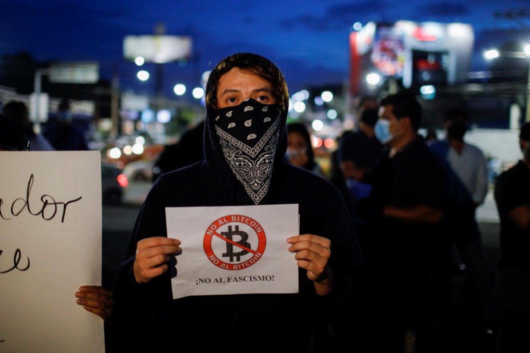 有反对比特币的民众在9月1日上街示威，抗议政府认可比特币为法定货币。（图取自路透社）