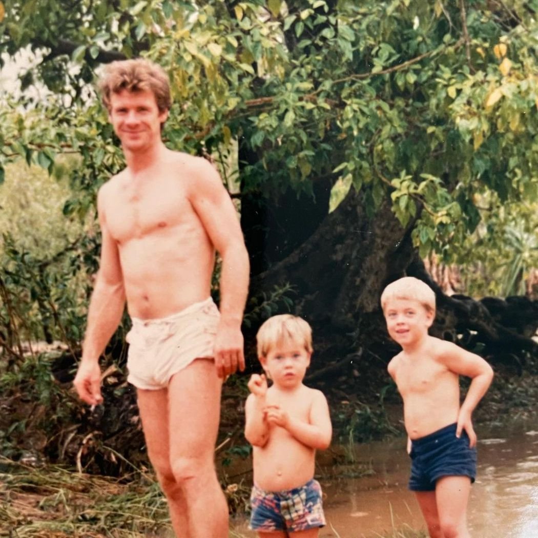 克里斯汉斯沃晒出爸爸年轻时的嫩照，大家都说根本神复制基因。