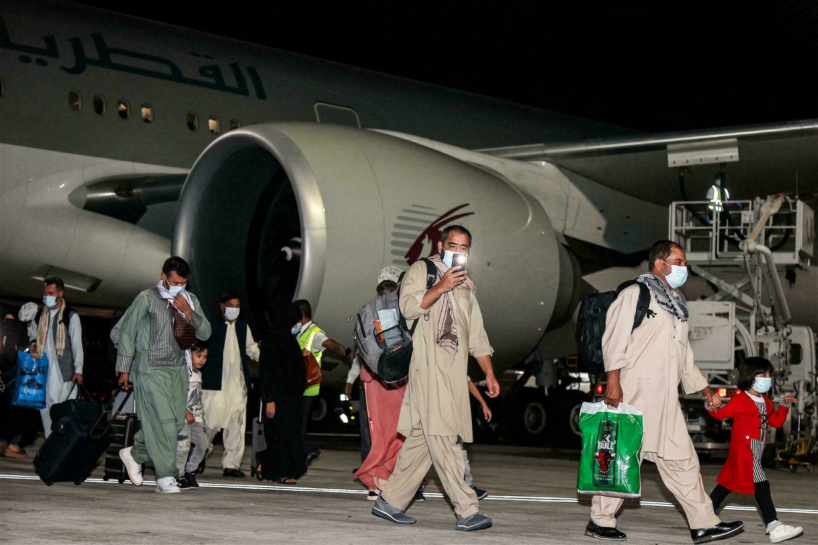 该航班的乘客预计将由杜哈的一处难民营接收。（图取自法新社）