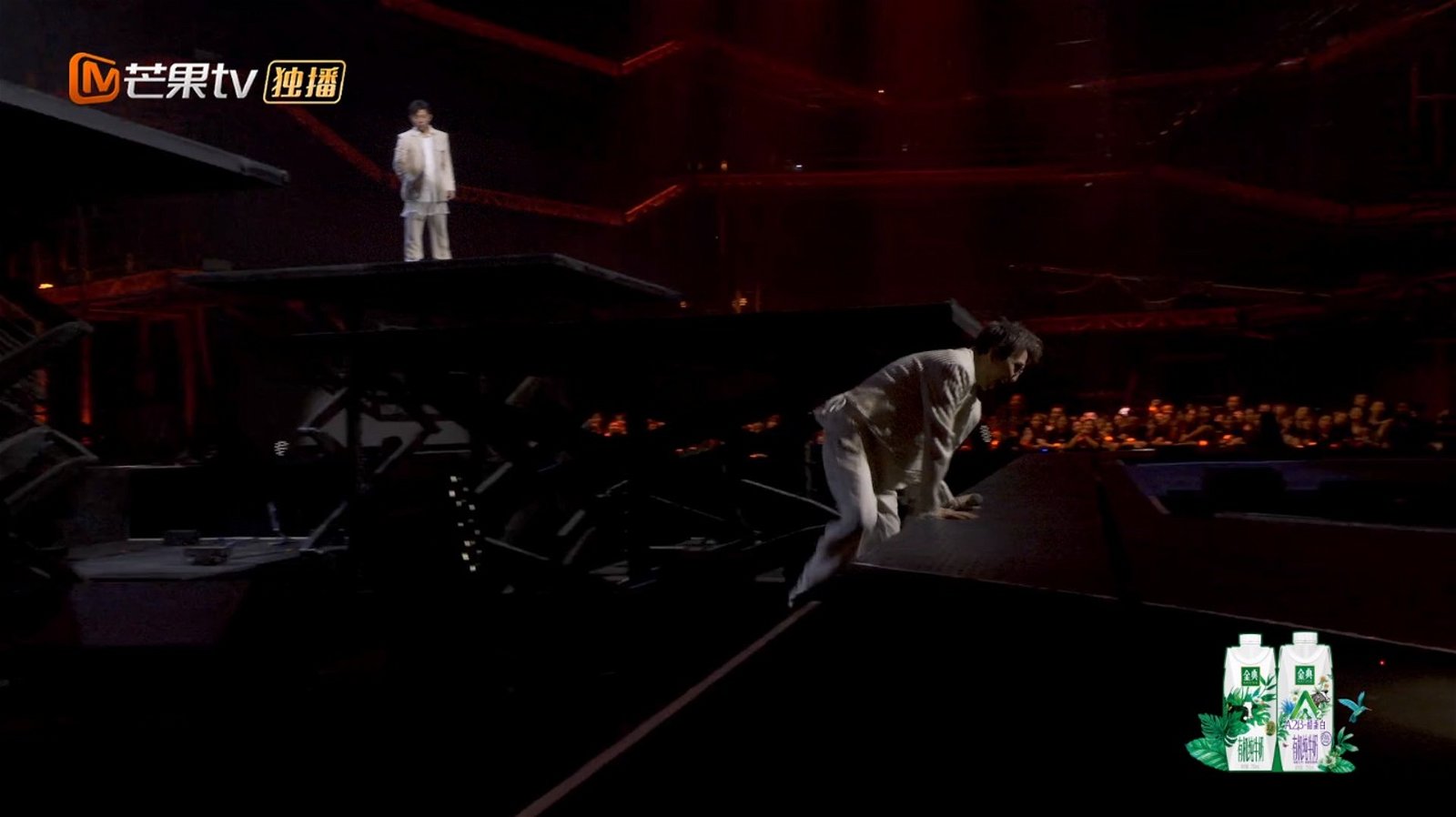 林志炫在从舞台跌下之后，一步步爬回原来的位置。