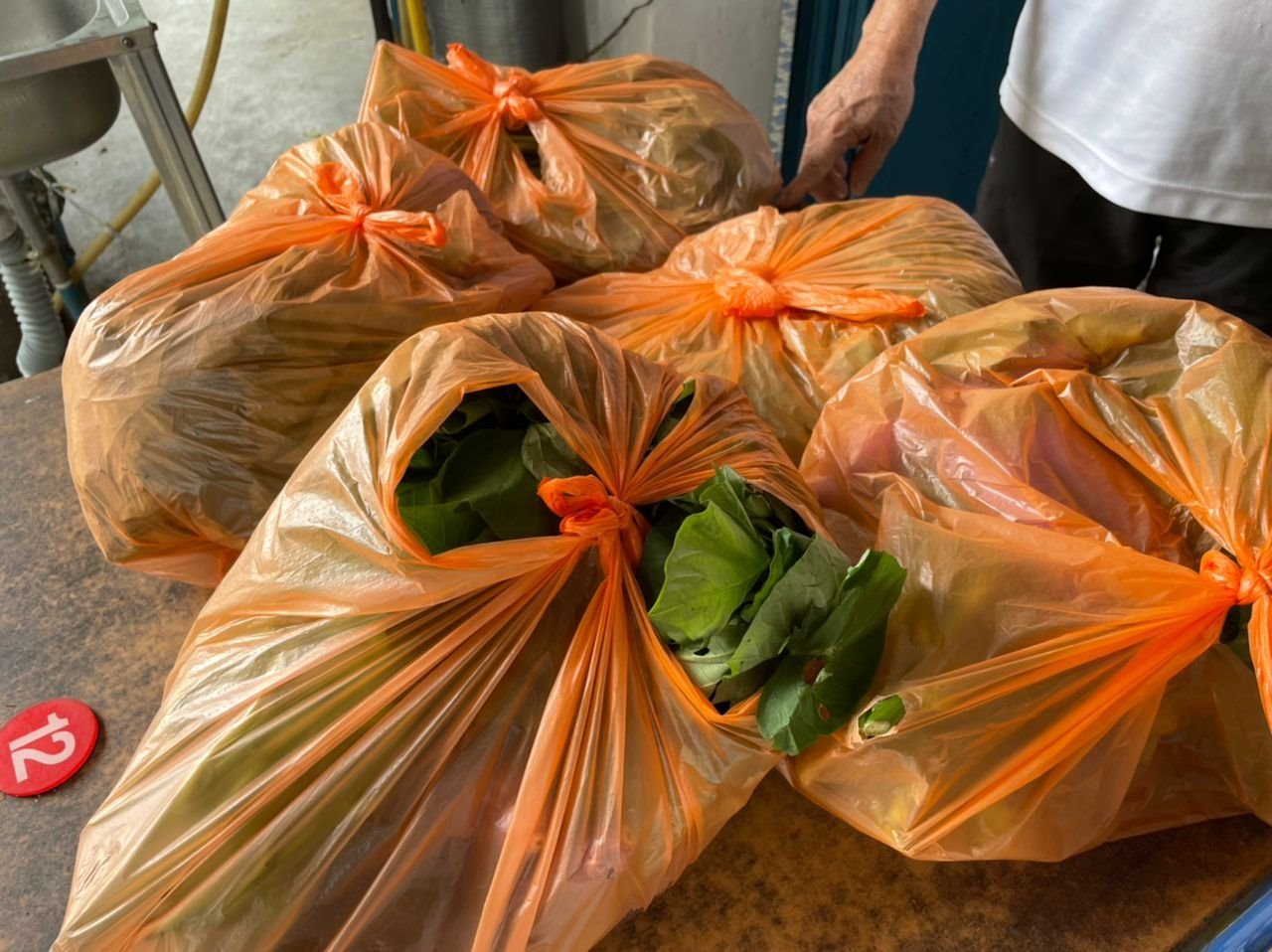 徐世德表示，邻近的蔬菜小贩一周也有三至四次送蔬菜来，供有需要的民众自由索取。