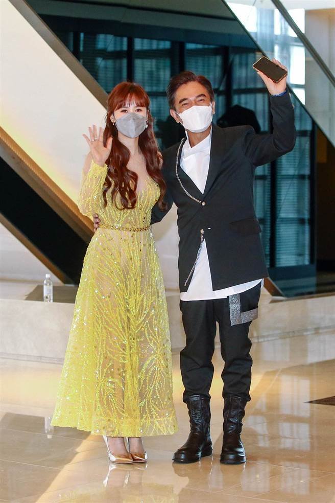 吴姗儒与爸爸吴宗宪出席婚礼。