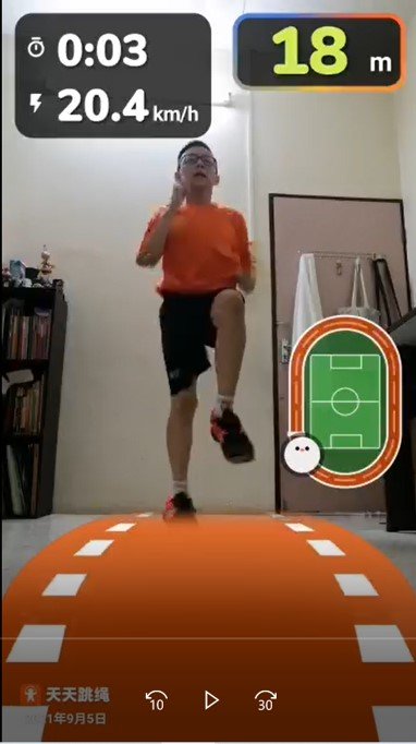巴生光华独中采用手机应用程式——天天跳绳为虚拟运动场，举办了一场竞技与趣味兼具的“云运会”；图为100公尺跑步比赛。