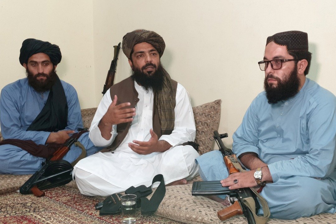 塔利班高层人士哈希米（中）8月17日在阿富汗与巴基斯坦边境的未公开地点，接受路透社记者访问。（图取自路透社）