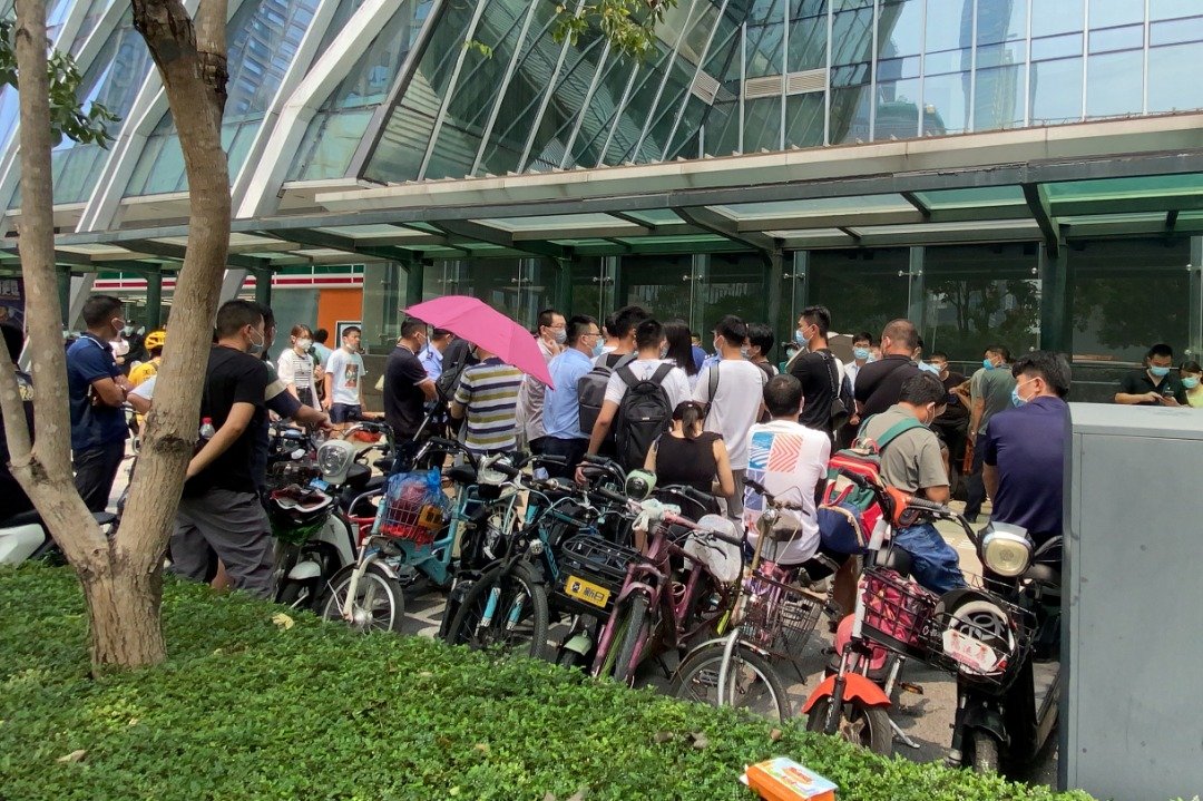 周三再有投资者前往广东省深圳市的中国恒大总部，要求偿还贷款和赎回金融产品。