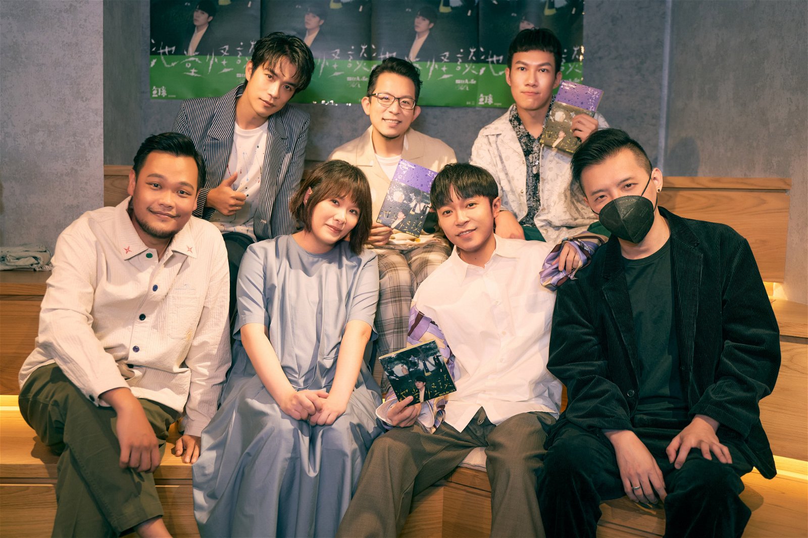（左上起）家凯、小威、阿龚；（左下起）阿福、馨仪、吴青峰和陈君豪在记者会上爆料录制的趣事。