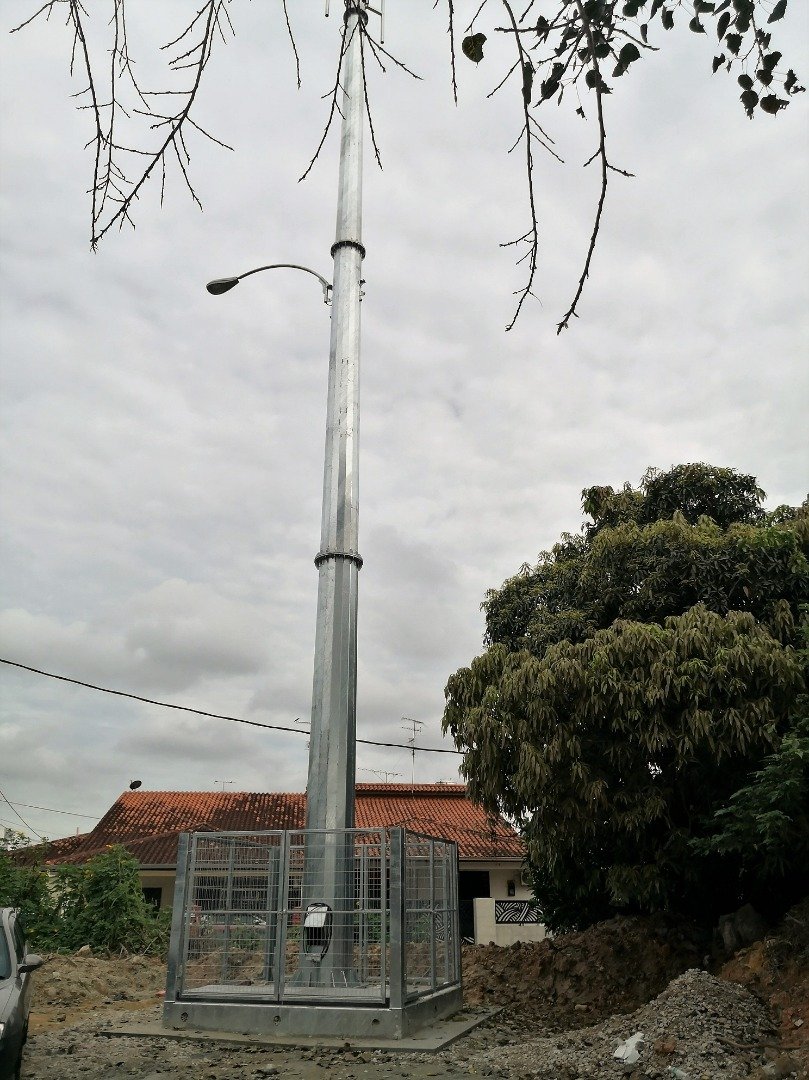 位于新山美乐花园塔班路（Jalan Taban）一处空地的电讯塔让居民深感不安，盼能将该电讯塔迁至适合的地点。