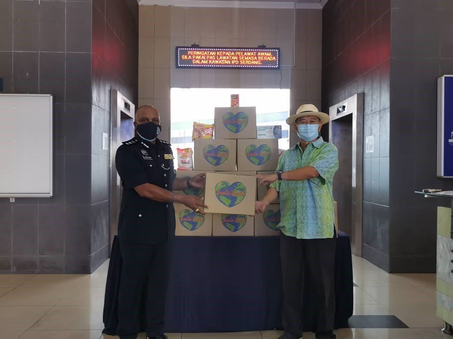 李金友移交Bantu-bantu Malaysia 食物包给雪州沙登警区代表。 