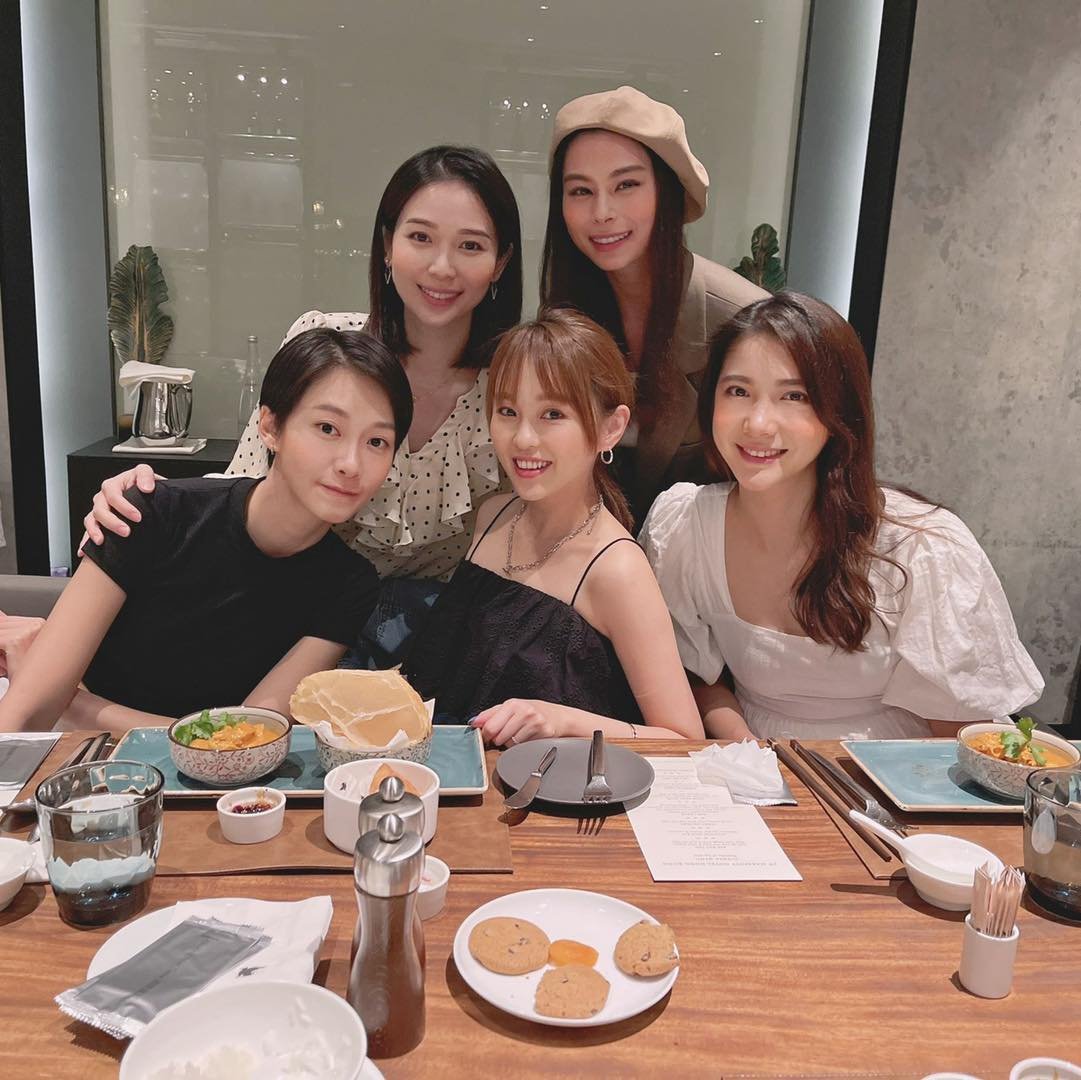 五个都在香港打拼的大马女生，在马来西亚日相约餐聚。