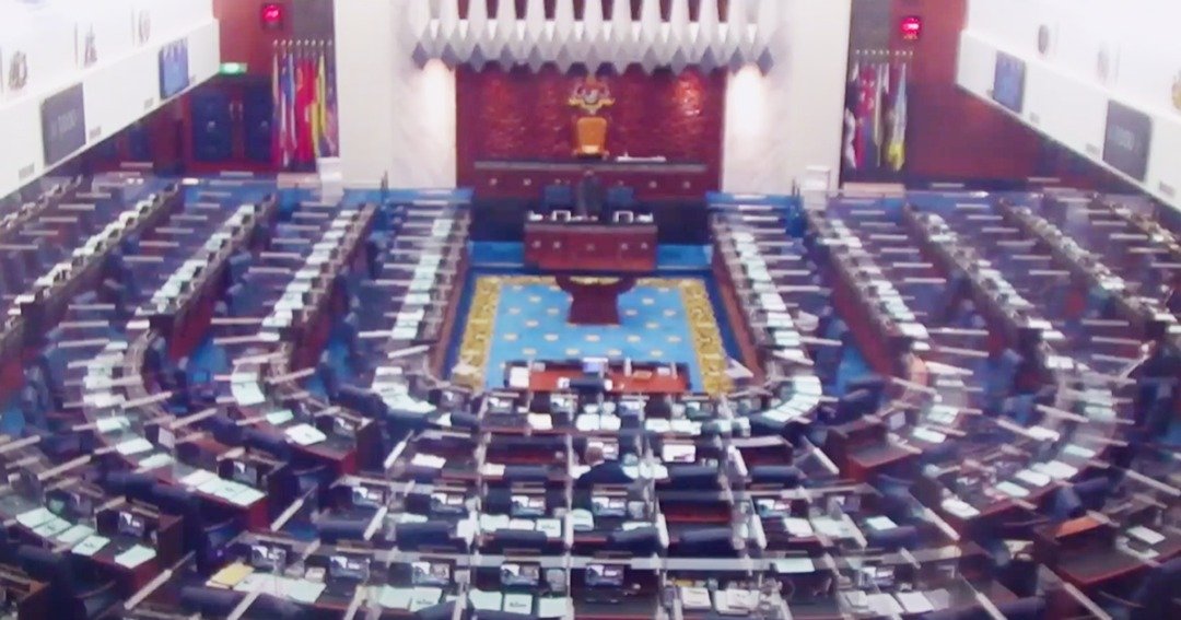 午休复会后，议会厅内空荡荡，出席的议员寥寥无几，导致不足开会法定人数。