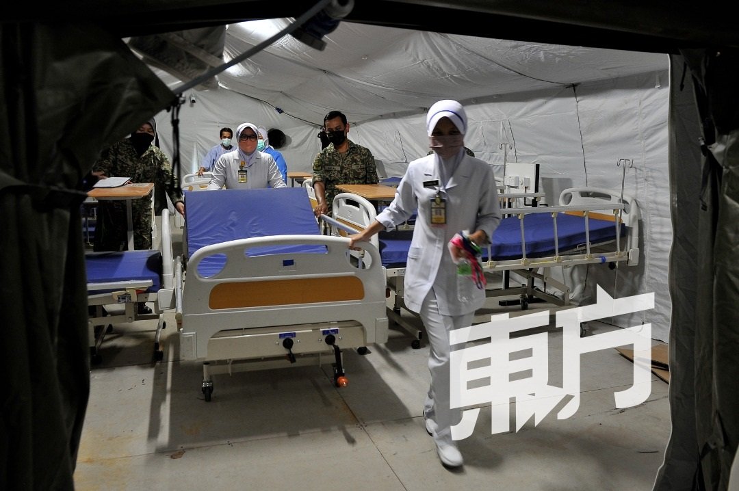 医护人员进行最后工作，以准备让野战医院自周五启用。