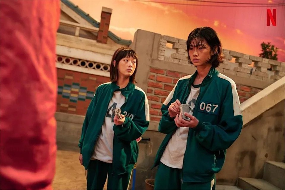 （左）在剧中饰演“智英”的李瑜美与饰演“姜晓”的郑浩妍都人气飙升。