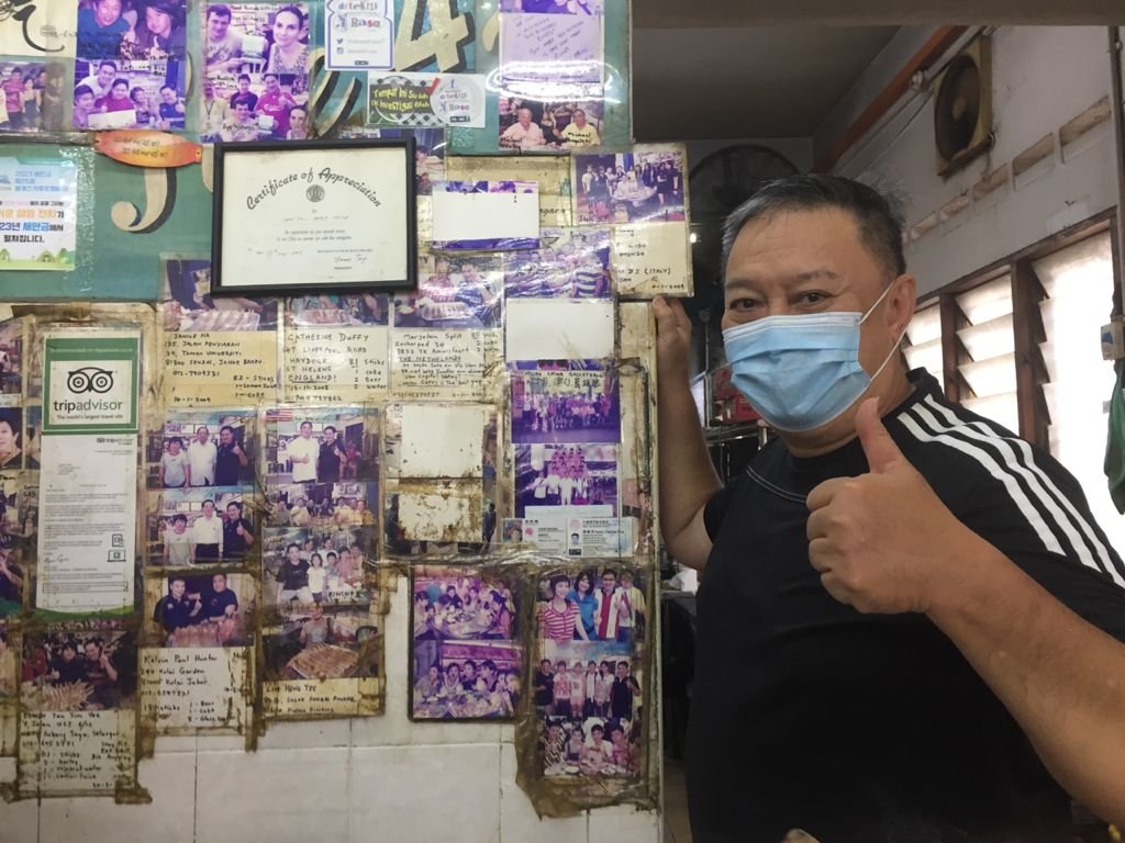 刘荣清把国内外媒体和大胃王到访店里挑战的照片，都贴在墙上，作为记录。