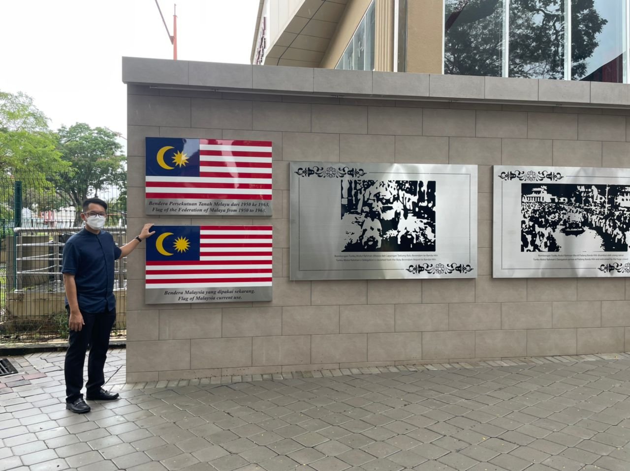 陈炜建指新设的史料看板备有马来亚国旗、马来西亚国旗样板资料。