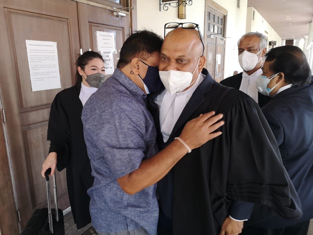 获法庭宣判无罪的普仁安南拥抱其代表律师古纳瑟嘉兰，喜极而泣。