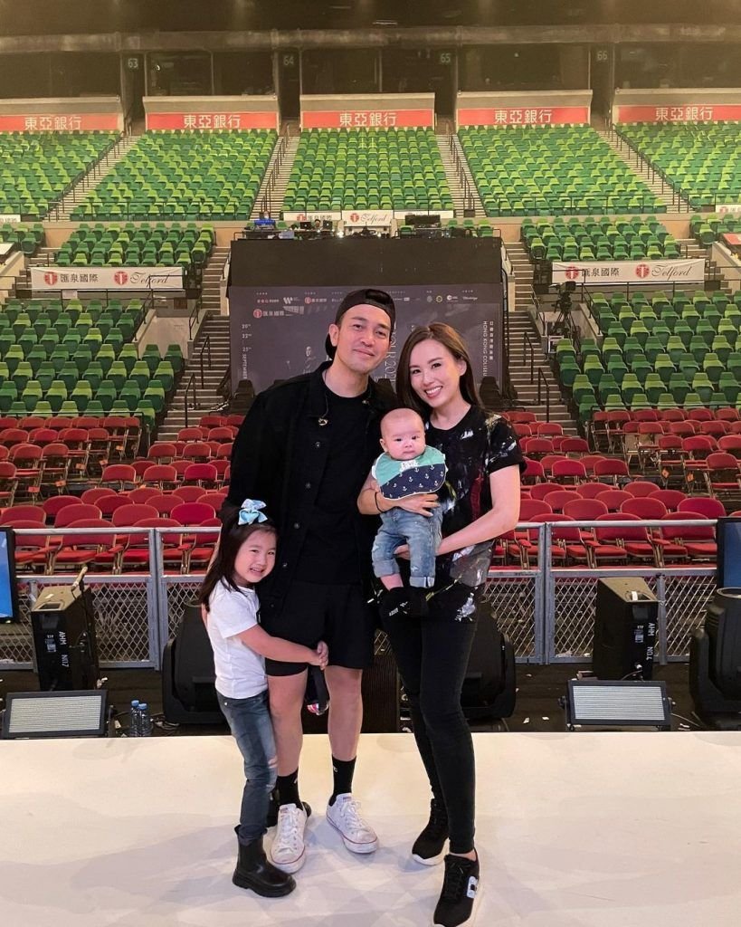 杨洛婷带孩子去支持老公的演唱会。