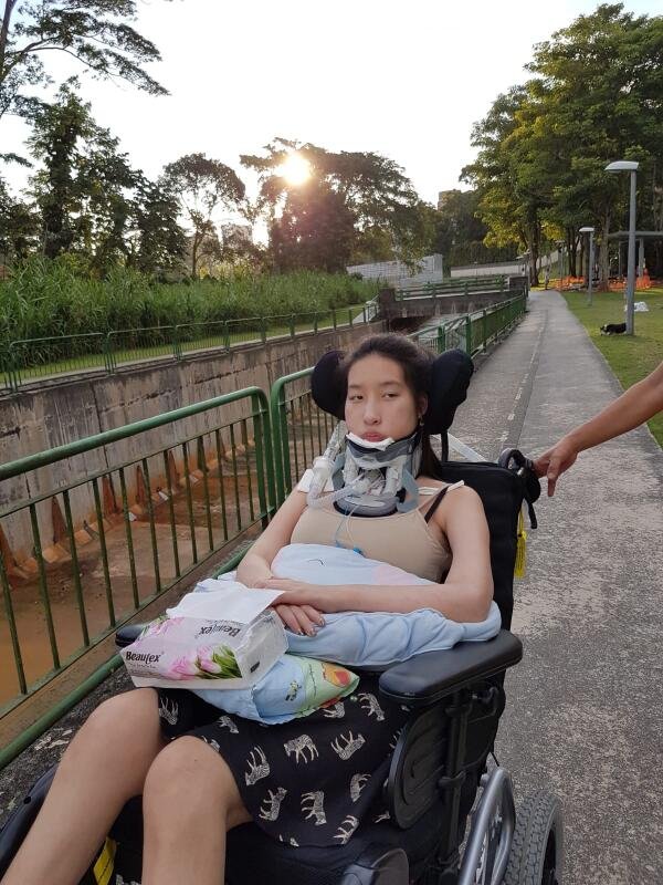 曾慧仪患病后，只能坐轮椅并佩戴呼吸机出行。（受访者提供）