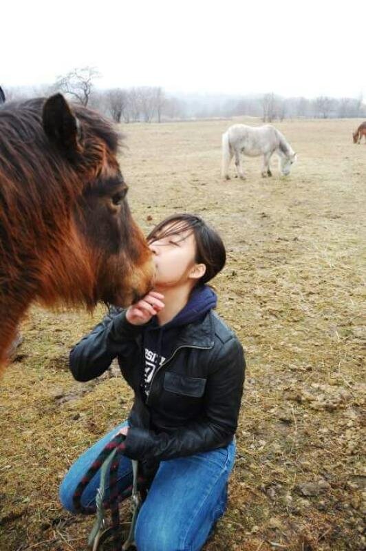 曾慧仪生前喜欢动物，爱好骑马。（受访者提供）