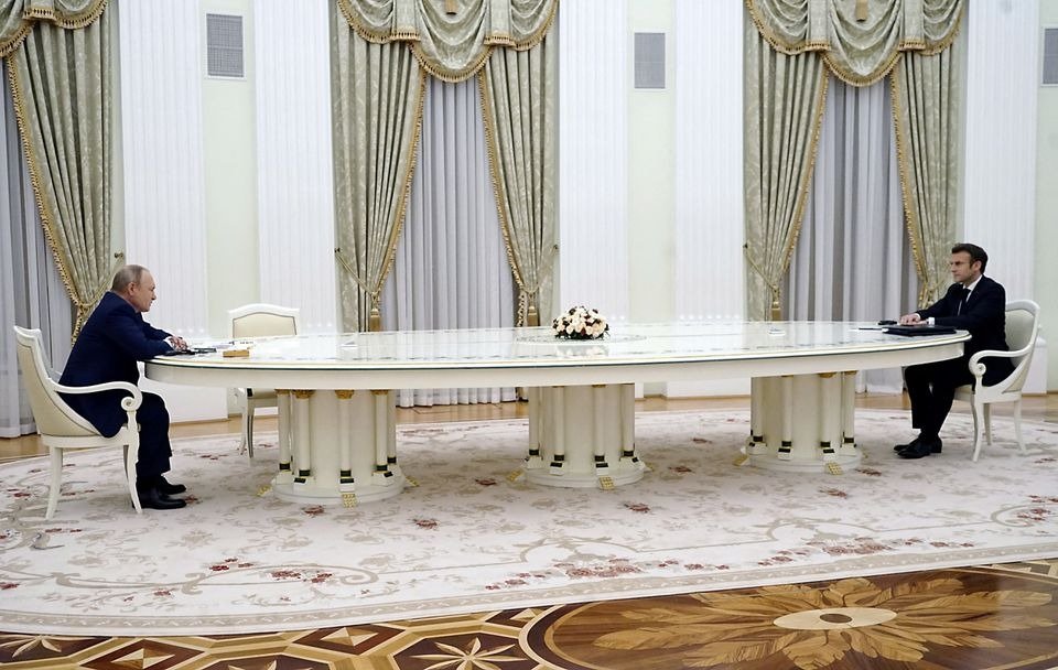 俄罗斯总统普京今年2月7日，在克宫与到访的法国总统马克龙会谈时，中间隔著6公尺长桌。（图取自俄罗斯卫星通讯社/路透社）