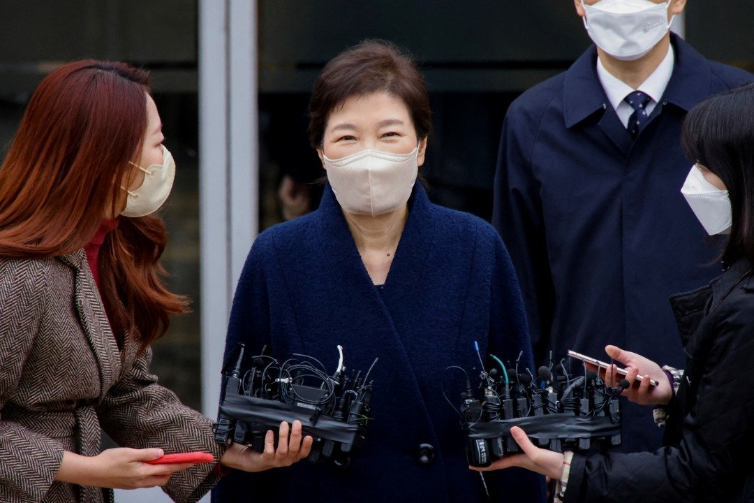 韩国前总统朴槿惠3月24日出院，在医院外向记者讲话。（图取自路透社）