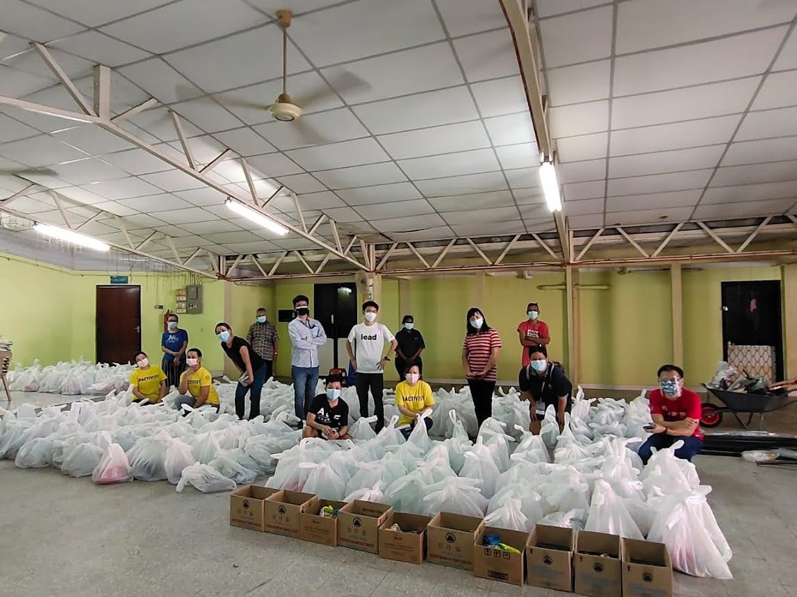 陈玮祥（前排站立者右2）与志工团队发起Care For All济贫运动，准备了大批的食粮派发给有需要者。